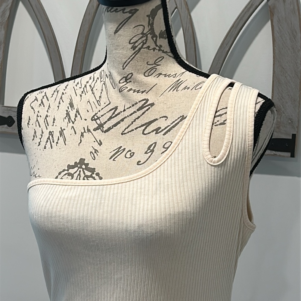 Vestique Cream Bodysuit One Shoulder Cutout Textured Snap Closure size Large